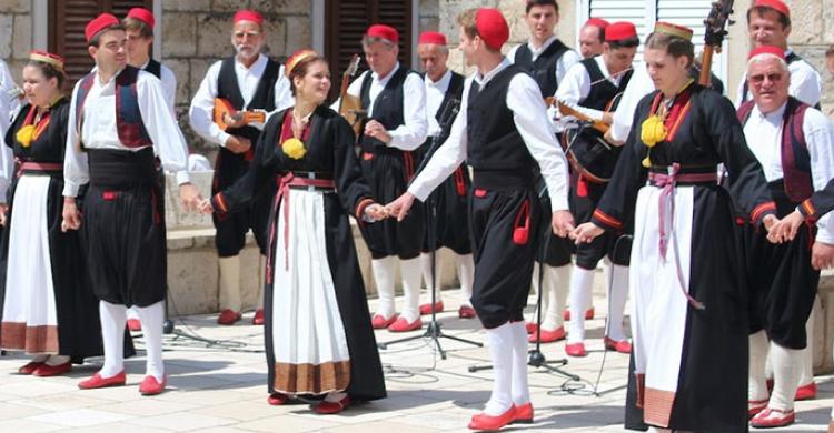 Bailarines en Cilipi