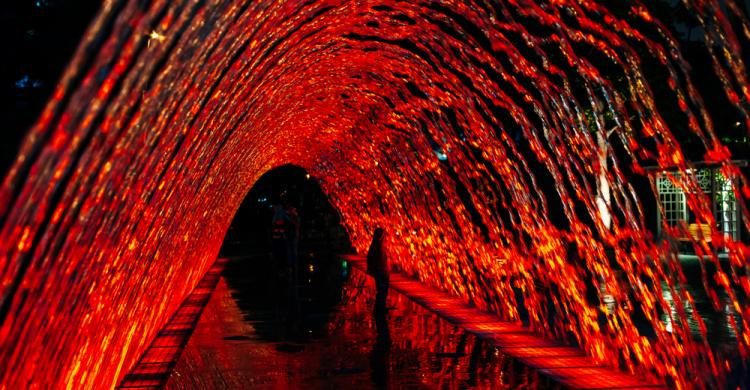 Fuente iluminada en el Circuito Mágico del Agua