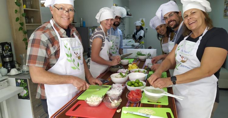 Grupo de viajeros cocinando ceviche