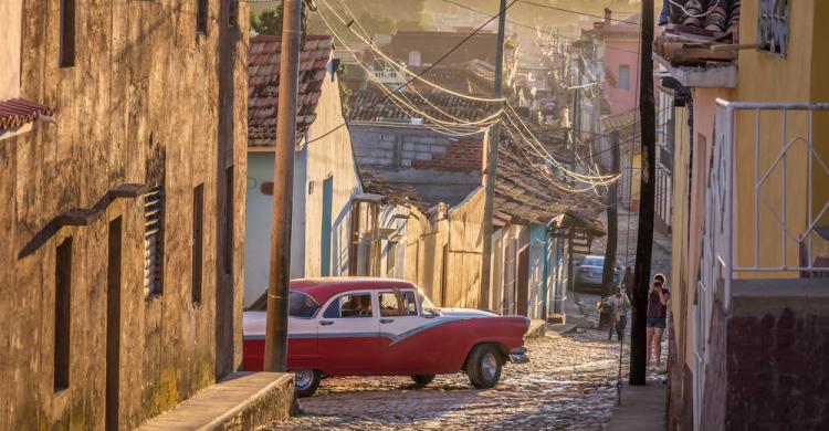 Coche clásico en las calles de Trinidad