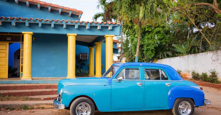 Coche clásico en Viñales