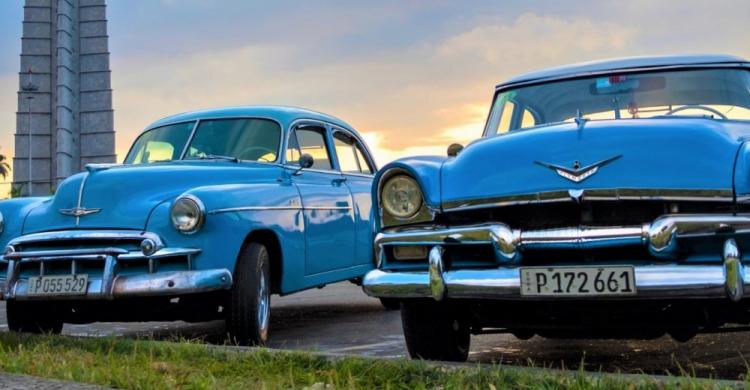 Coches clásicos en La Habana