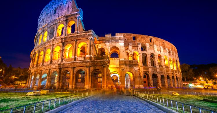Coliseo Romano de noche