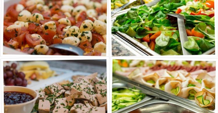 Cena buffet con una gran variedad de platos