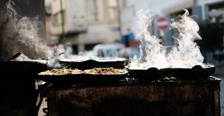 Mercado de comida callejera en Tánger