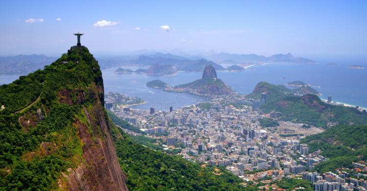 Corcovado y Cristo Redentor sobre Río de Janeiro
