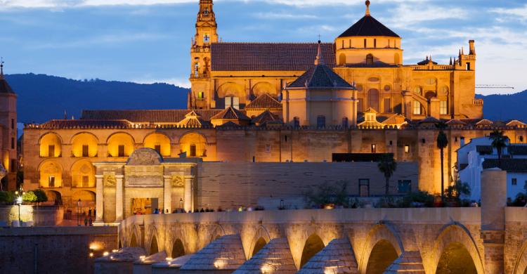 Vista nocturna de la ciudad de Córdoba