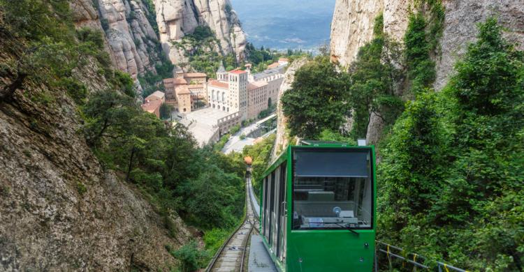 Tren cremallera con vistas a Montserrat
