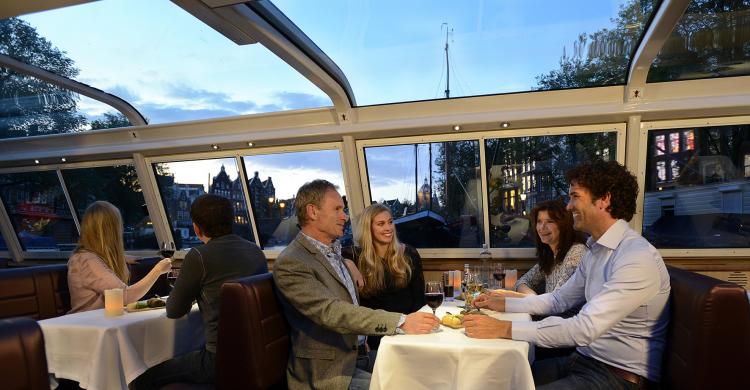 Crucero con vinos y quesos por los canales de Ámsterdam