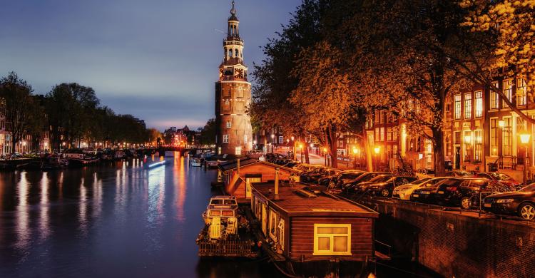 Canales de Ámsterdam por la noche