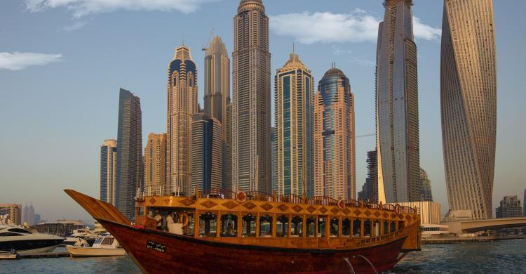 Crucero y skyline Dubái