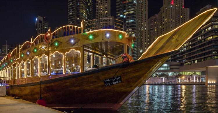 Crucero nocturno con cena por Dubai Marina