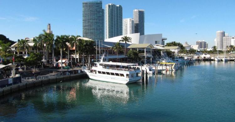 En el puerto de Miami, por embarcar en el crucero
