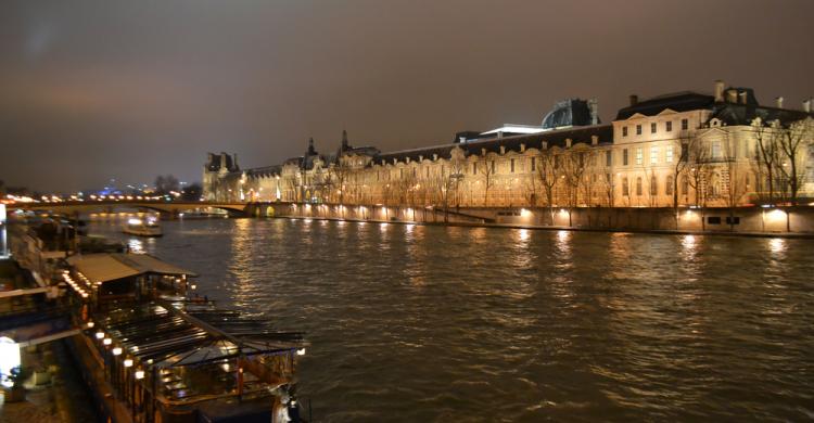 Crucero de noche por el río Sena de París