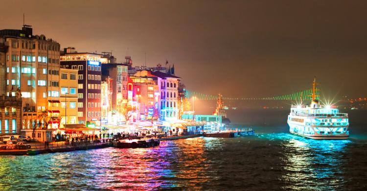 Crucero nocturno con cena por el Bósforo