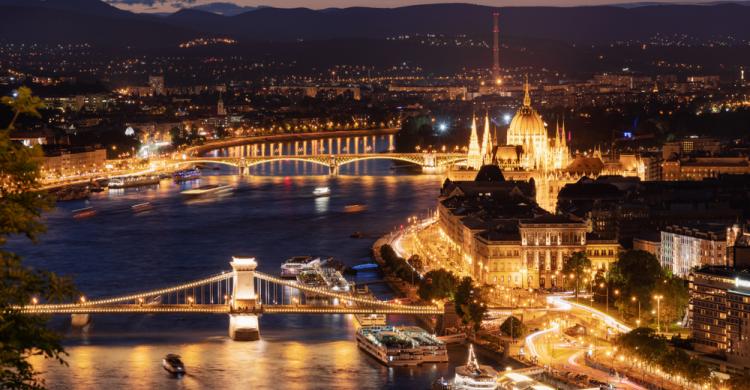 Vistas nocturnas de Budapest iluminado