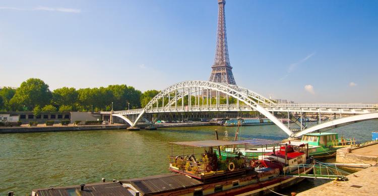 Vistas de la Torre Eiffel desde el río Sena