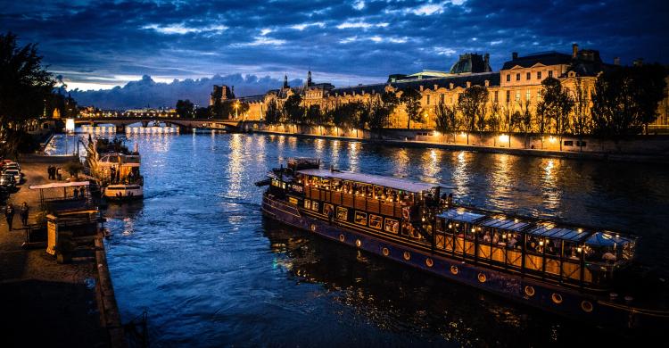 Crucero de noche por el río Sena