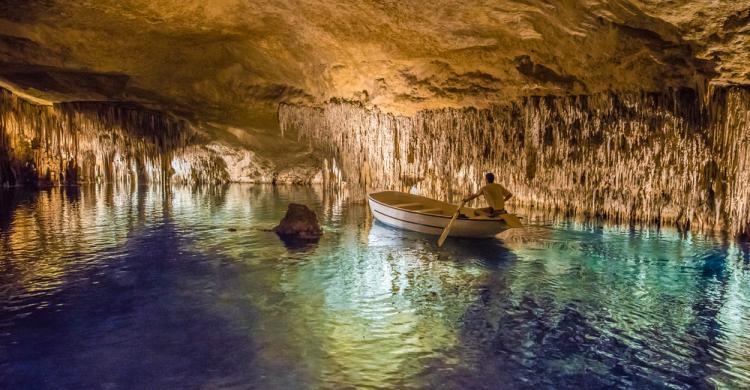 Lago subterráneo Martel en las Cuevas del Drach