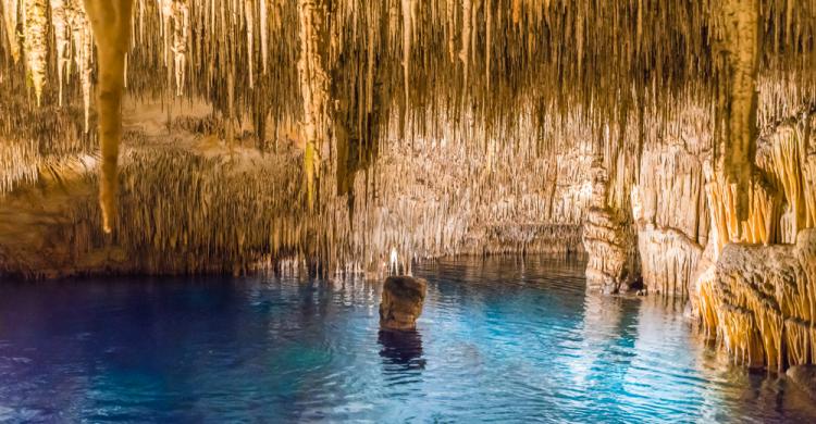 Lago en el interior de las Cuevas del Drach