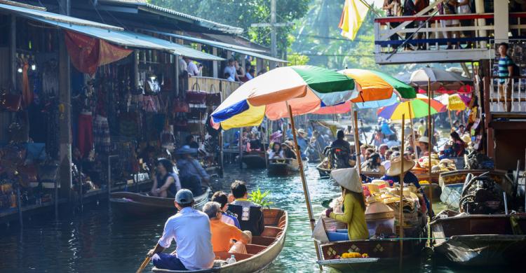 Vendedores en el mercado Damnoen Saduak