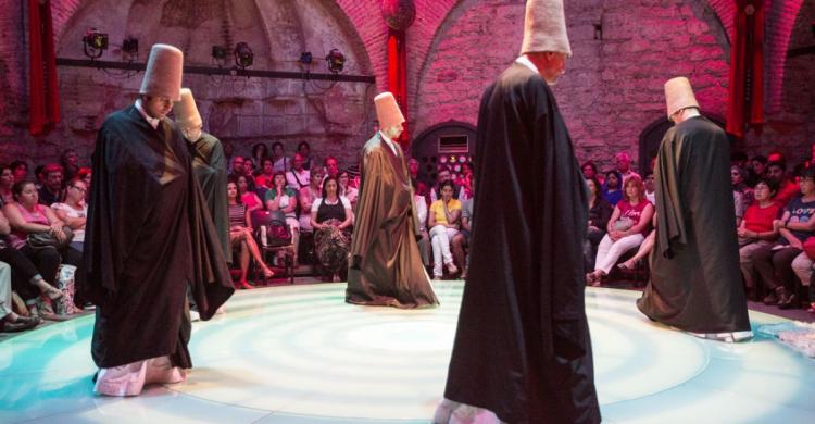 Danza tradicional de los Derviches en un hammam del siglo XV