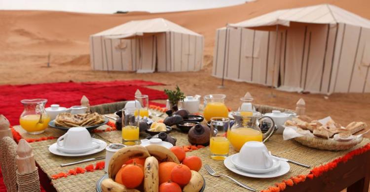 Desayuno en las haimas del desierto