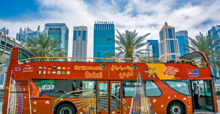 Descubre la ciudad del futuro a bordo del autobús Hop On Hop Off