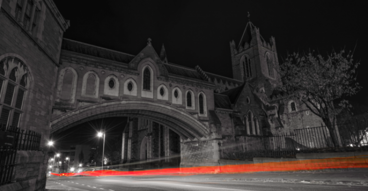 Arco de Christ Church en la noche