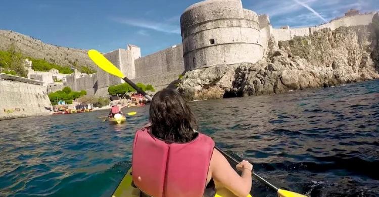 Vistas panorámicas de la ciudad en Kayak