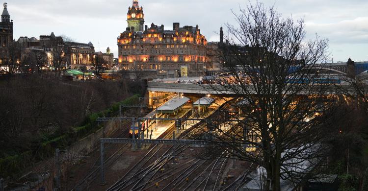 Edimburgo iluminado al anochecer