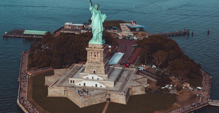 Vista panorámica de la estatua y su pedestal