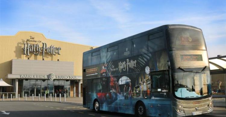 El bus que nos llevará hasta los estudios Warner