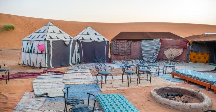 Noche en el desierto durmiendo en haimas