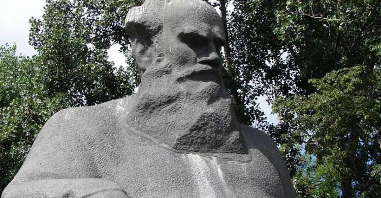 Estatua en honor al escritor Leon Tolstoy