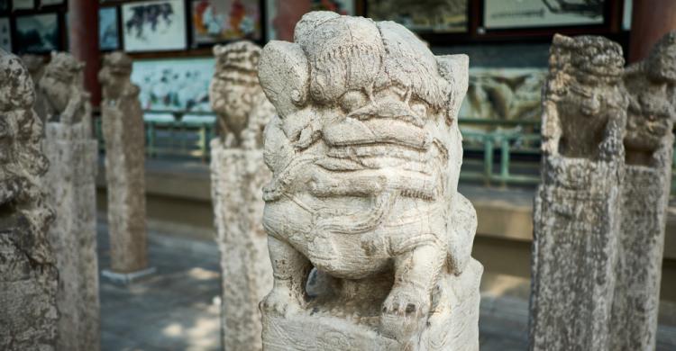 Estatua de piedra en el Bosque de las estelas