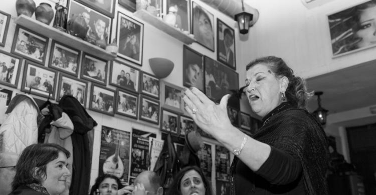 Cantante de Fado en la taberna