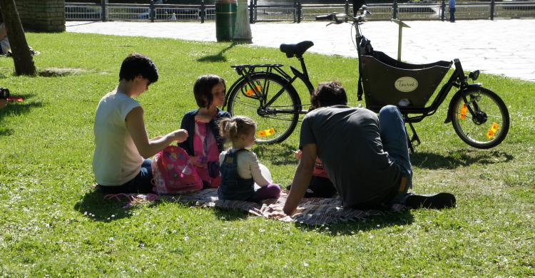 Familia descansando durante el tour en bicicleta por Bilbao