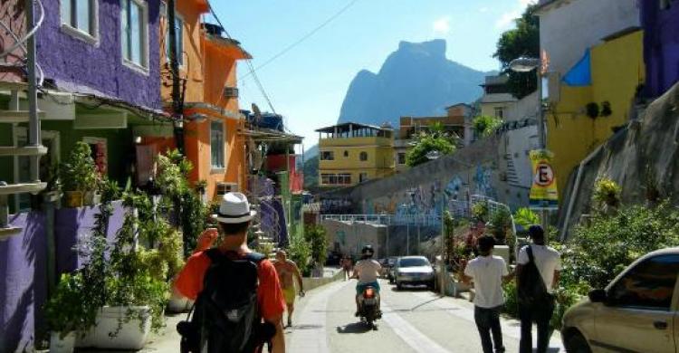 Tour a pie dentro de la favela con un guía local