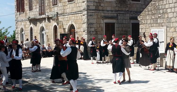 Espectáculo de danza y música en Cilipi