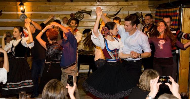 Bailes folclóricos durante la cena tradicional