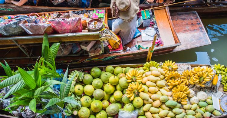 Frutas frescas en el mercado de Damnoen Saduak