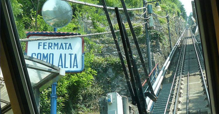 Funicular a la ciudad alpina de Brunate