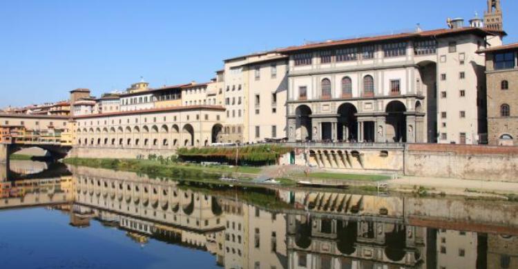 Galería Uffizi desde el río Arno