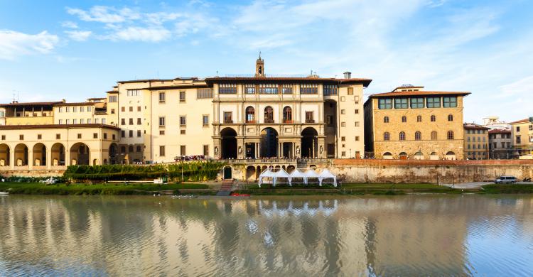 Galería Uffizi vista desde el río Arno