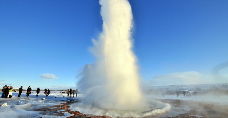 Erupción del géiser Stukkor