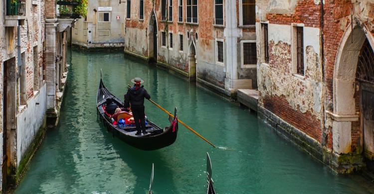 Paseo en góndola por los canales de Venecia