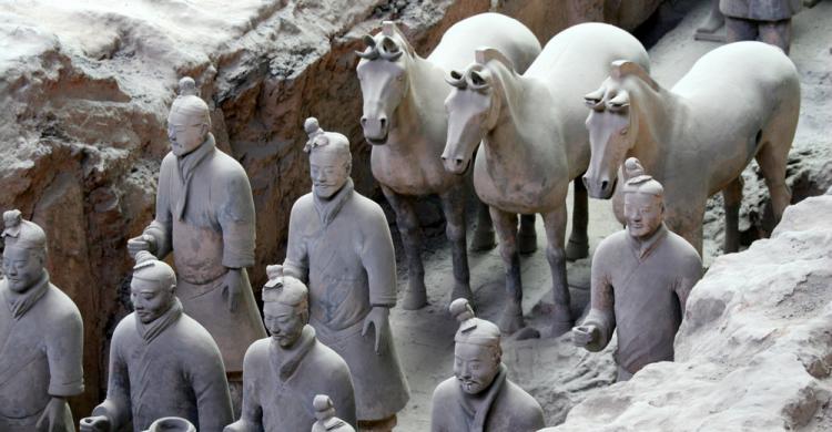 Guerreros y caballos de terracota