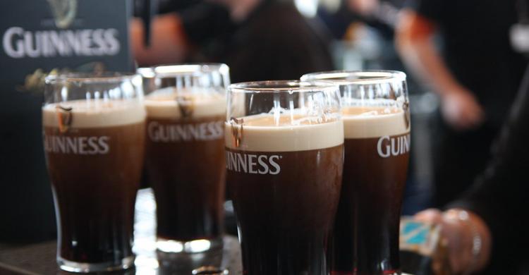 Pintas de cerveza Guinness