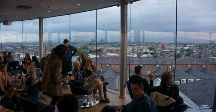 Viajeros en el Gravity Bar